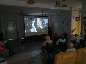 starsza osoby oglądające filmy